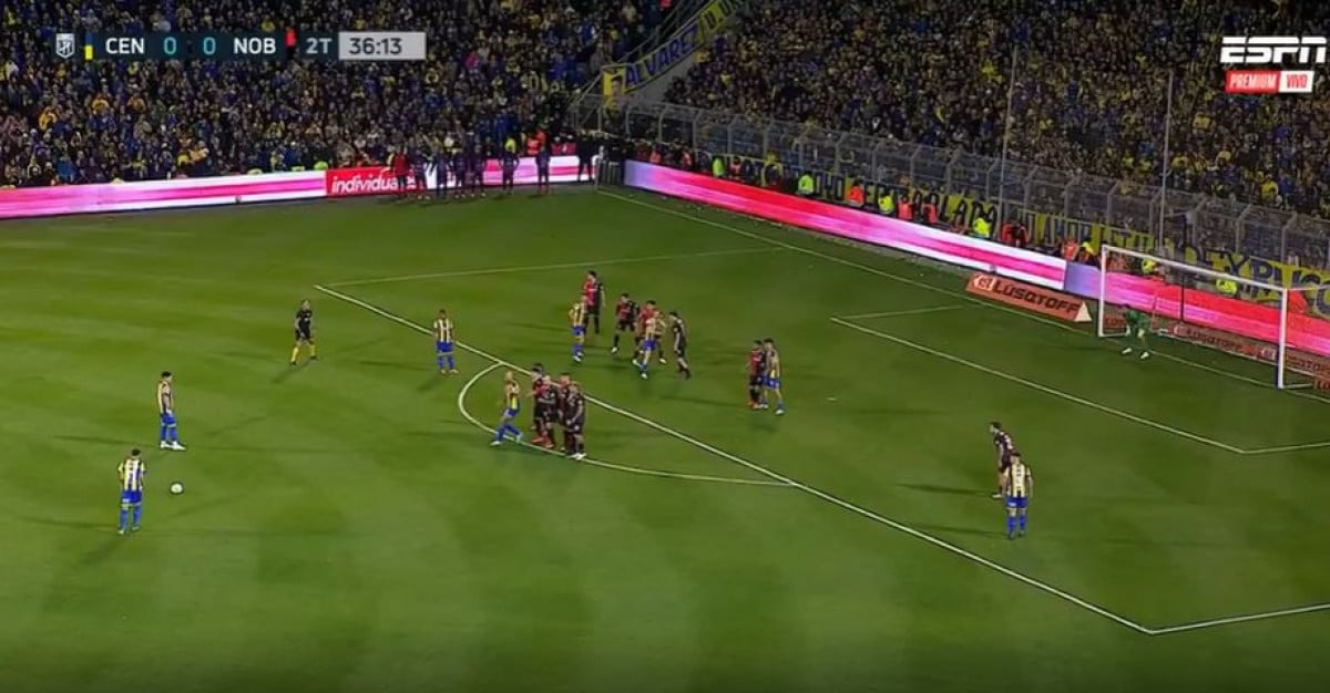 Na semaforu 82. minuta i 0:0, prekid na skoro 30 metara od gola, a onda gol života Angela Di Marije! Na semaforu 82. minuta i 0:0, prekid na skoro 30 metara od gola, a onda gol života Angela Di Marije!