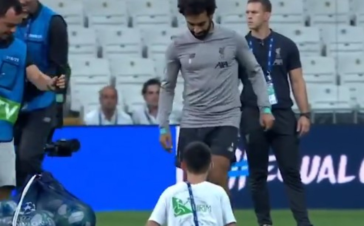 Scena koju nikakve riječi ne mogu opisati: Mohamed Salah usrećio dječaka bez nogu Scena koju nikakve riječi ne mogu opisati: Mohamed Salah usrećio dječaka bez nogu
