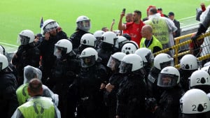 Navijači Turske i Gruzije izazvali totalni haos na stadionu, policija ima pune ruke posla