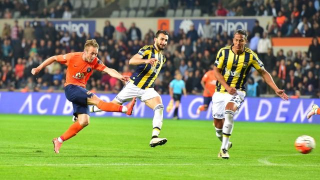 Luda ponuda Fenerbahcea: Žele dovesti trojicu igrača Basaksehira, a glavna meta je Edin Višća