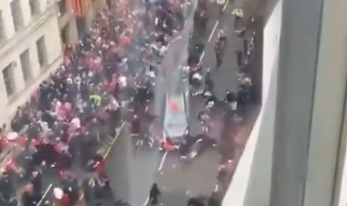 Horor u Liverpoolu i video koji ledi krv u žilama: Nepoznata osoba automobilom "pokosila" navijače Horor u Liverpoolu i video koji ledi krv u žilama: Nepoznata osoba automobilom "pokosila" navijače