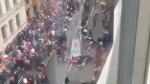 Horor u Liverpoolu i video koji ledi krv u žilama: Nepoznata osoba automobilom "pokosila" navijače