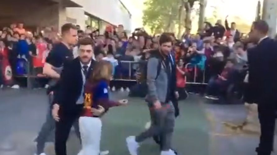 Osiguranje zaustavilo dječaka, ali Messi se vratio da mu potpiše dres