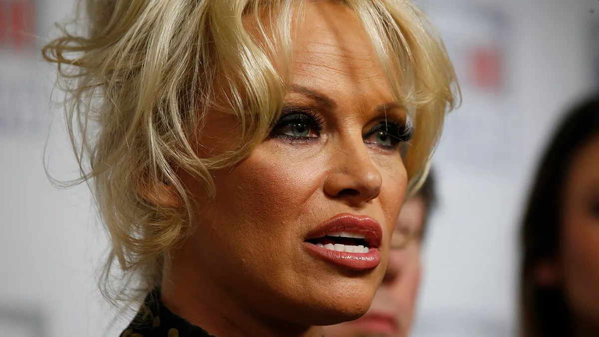 Pamela Anderson obrukala čuvenog fudbalera kao da ne postoji: "Bilo mi je 20, a njemu 80 godina..."