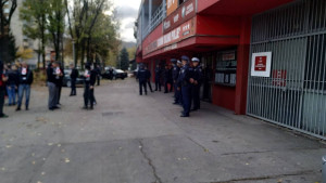 Policija ispred stadiona, Robijaši žele objašnjenje