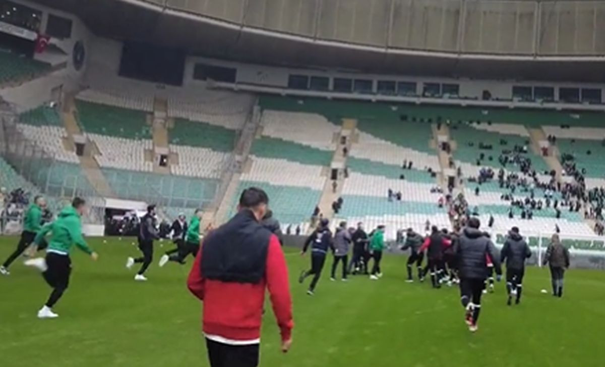 Haos u Turskoj: Igrači Bursaspora na zagrijavanju napali protivnike, reagovala i policija