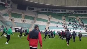Haos u Turskoj: Igrači Bursaspora na zagrijavanju napali protivnike, reagovala i policija