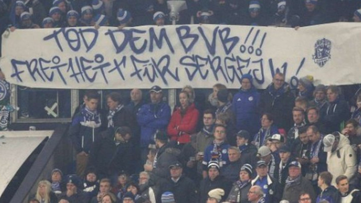 Skandalozna poruka navijača Schalkea u meču protiv Borussije