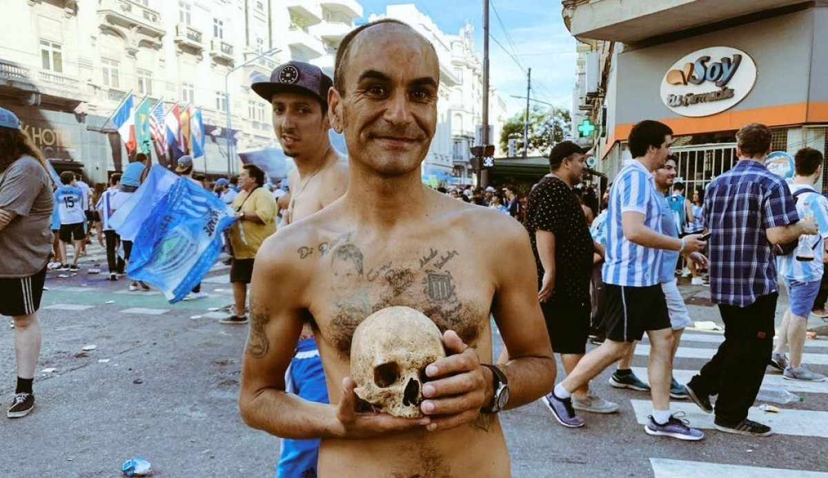 Šok u Argentini: Iskopao kosti svog djeda, pa donio lubanju na proslavu titule
