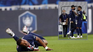 Da se čovjek sažali: Mbappe, štake, langeta i patnja sa preuzimanjem medalje