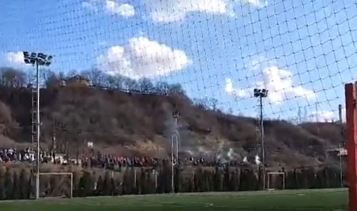 Vatromet u Kaknju, brojni navijači pored stadiona čekaju važnu pobjedu Mladosti