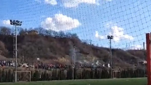 Vatromet u Kaknju, brojni navijači pored stadiona čekaju važnu pobjedu Mladosti