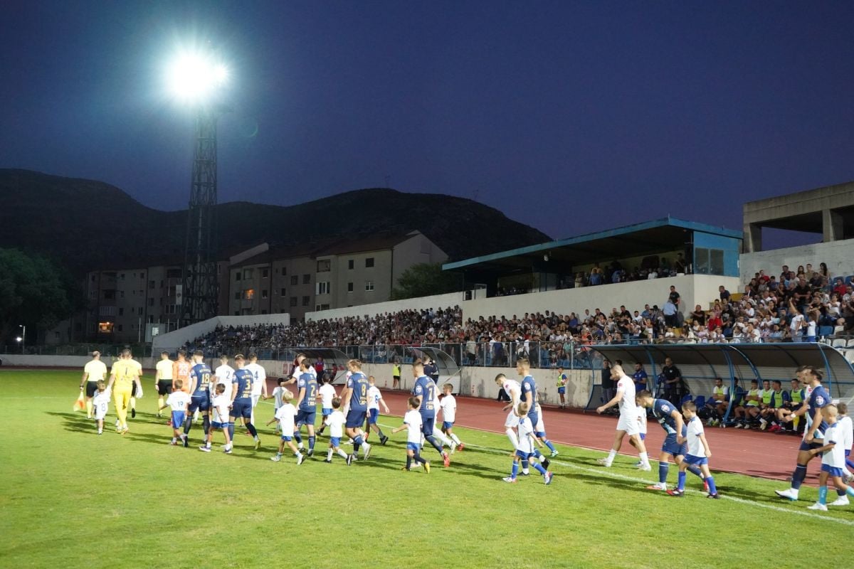 Noć za pamćenje na jugu BiH: Stadion je bio neprepoznatljiv, nisu se krile ni suze Noć za pamćenje na jugu BiH: Stadion je bio neprepoznatljiv, nisu se krile ni suze