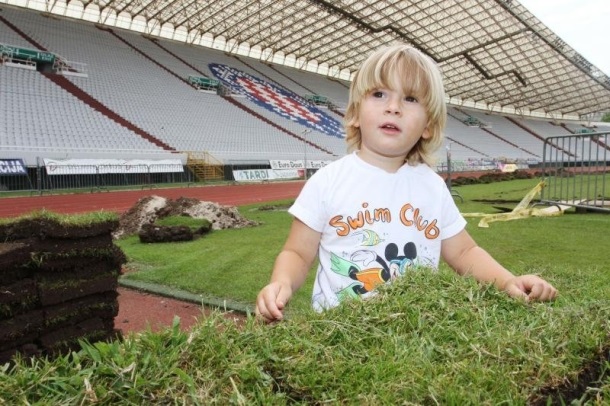 Navijači Hajduka kupovali komade poljudskog travnjaka