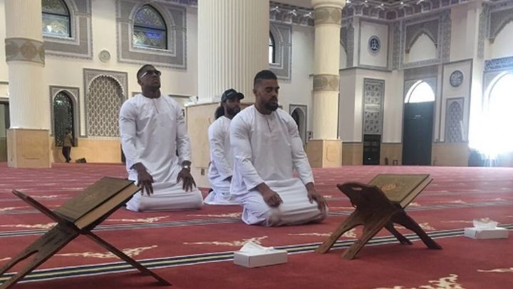 Šampiona izvrijeđali zbog fotografije molitve u džamiji