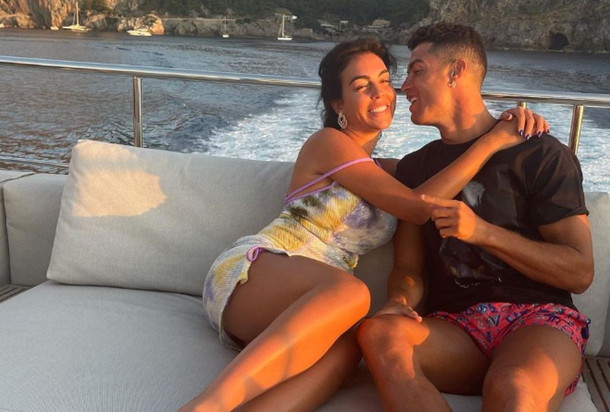 Objavljen pakt između Ronalda i Georgine: U slučaju da se rastanu, ona će živjeti kao kraljica Objavljen pakt između Ronalda i Georgine: U slučaju da se rastanu, ona će živjeti kao kraljica