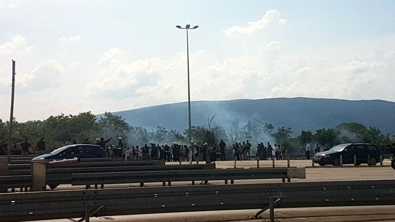 Haos na autoputu kod Niša: Navijači Partizana se međusobno potukli