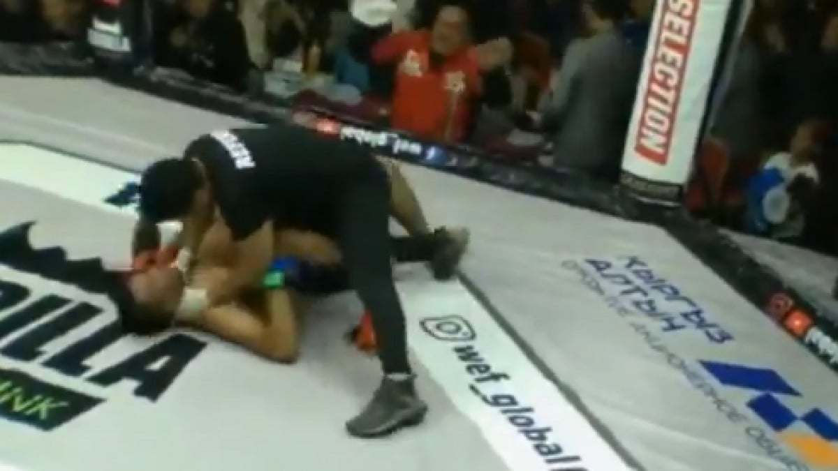 Nezapamćena scena u MMA svijetu: Sudija krenuo daviti borca kako bi pustio protivnika