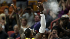 Sjajni LeBron odveo Lakerse do 24. pobjede, Musi četiri i po minute protiv 76ersa