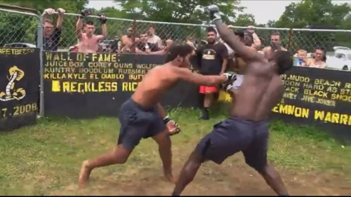 Lokalna MMA borba na selu okončana silovitim udarcem