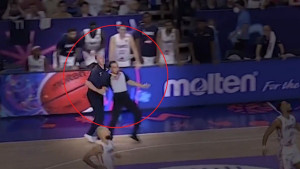 Skandal na Eurobasketu u našoj grupi: Čupao i "davio" sudiju, prošlo bez kazne