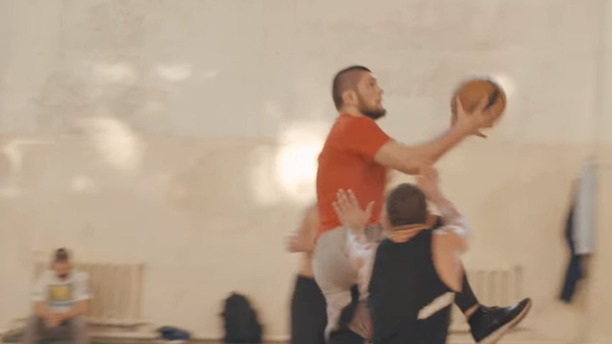 Pogledajte kako Khabib igra košarku: Lopta može proći, ali igrač ne!