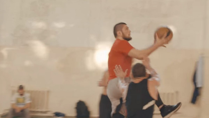 Pogledajte kako Khabib igra košarku: Lopta može proći, ali igrač ne!
