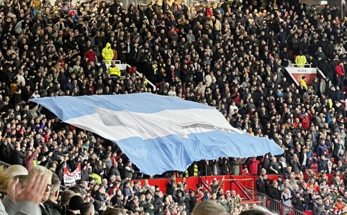 Na tribinama Old Trafforda argentinska zastava s nožem u sredini - poruka je više nego jasna
