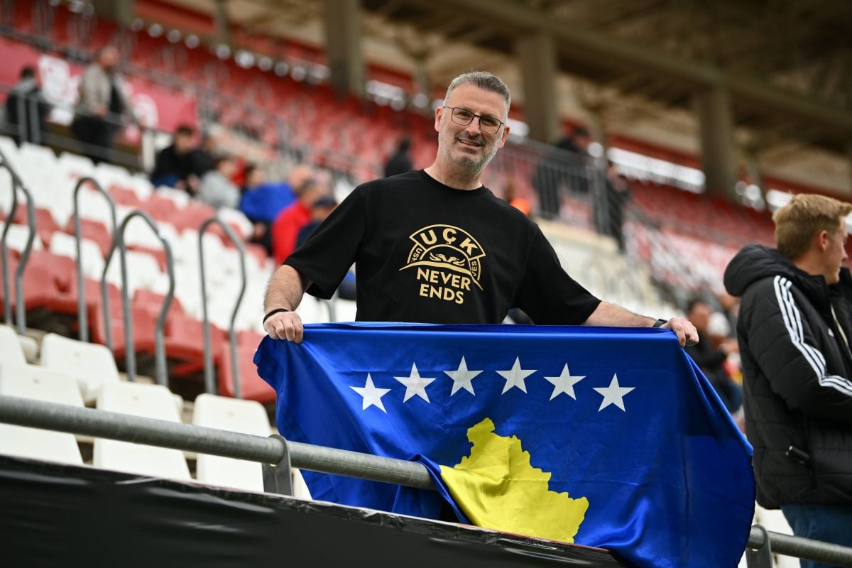 Kosovo slavi veleizdaju Srbije u Podgorici: Srpkinja napravila nezamislivo, završila je na koljenima Kosovo slavi veleizdaju Srbije u Podgorici: Srpkinja napravila nezamislivo, završila je na koljenima