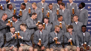 Svi igrači Bayerna nazdravljali, samo je jedan imao spuštene ruke i nije držao pivo