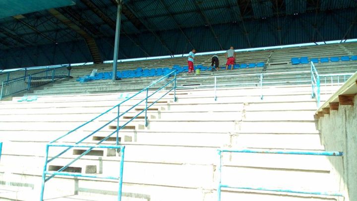 Počelo postavljanje stolica na stadion Jaklić u Bugojnu