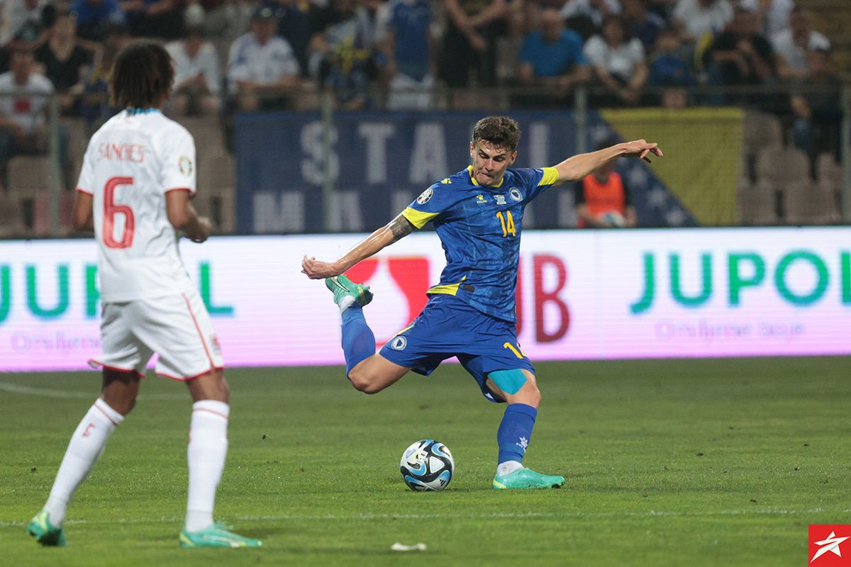 Benjamin Tahirović bira između Italije i Engleske, dva kluba poslala zvanične ponude Ajaxu Benjamin Tahirović bira između Italije i Engleske, dva kluba poslala zvanične ponude Ajaxu