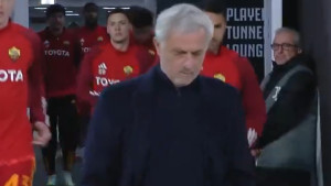 Pogled oboren, raspoloženje nikakvo - Jose Mourinho doživio veliku neprijatnost u Torinu