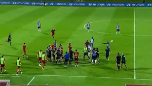 Totalna ludnica na meču Roma - Porto: Pepe žestoko faulirao Mkhitaryana, a onda je nastao haos