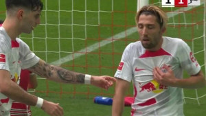 Kampl postigao gol za Leipzig, uhvatio se za prsa, poručio da ne može da diše i onesvijestio se
