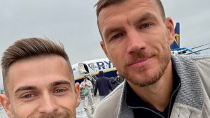 Edin Džeko stigao u Sarajevo, jedan detalj s fotografije sa bh. pjevačem oduševio sve!
