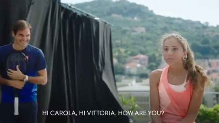 Dvije djevojčice igrale tenis na krovu zgrade, a onda se pojavio Roger Federer