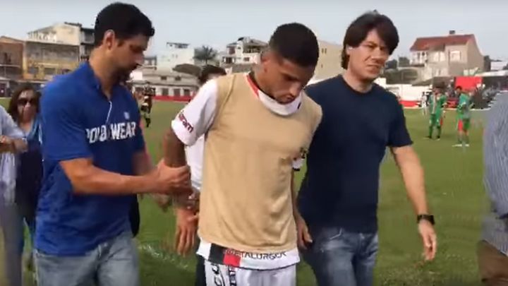 Nevjerovatne scene: Fudbaler uhapšen za vrijeme utakmice
