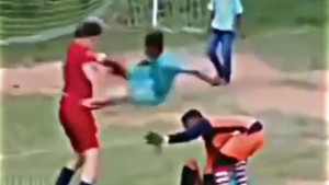 Brutalno i žestoko: Kečerskim potezom nokautirao protivničkog fudbalera