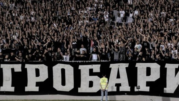Grobari se podijelili, ovaj transparent dovoljno govori kakva je situacija među njima