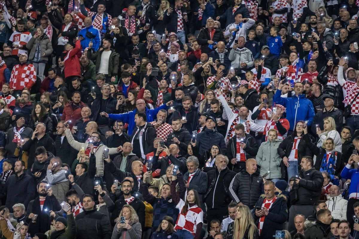 Za ovo treba imati petlje: Nevjerovatno u kojem dresu se navijač Hrvatske pojavio na Poljudu Za ovo treba imati petlje: Nevjerovatno u kojem dresu se navijač Hrvatske pojavio na Poljudu