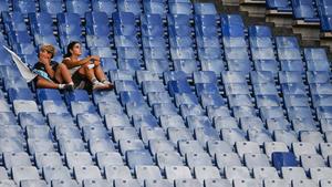Tužna slika lidera: Navijači utakmice gledaju u kafićima, stadion zjapi prazan