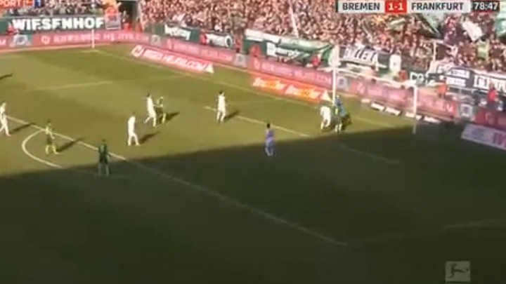 Komičan autogol Frankfurtovog golmana u Bremenu