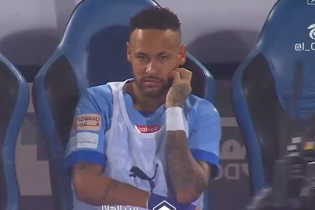Neymar sjedi na klupi, gleda na tribine i ne vjeruje vlastitim očima