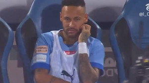 Neymar sjedi na klupi, gleda na tribine i ne vjeruje vlastitim očima