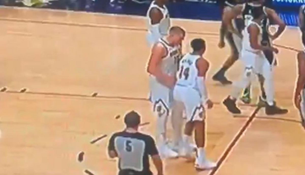 Dobio udarac u testise, a onda mu Nikola Jokić pokazao kako da umanji bol Dobio udarac u testise, a onda mu Nikola Jokić pokazao kako da umanji bol