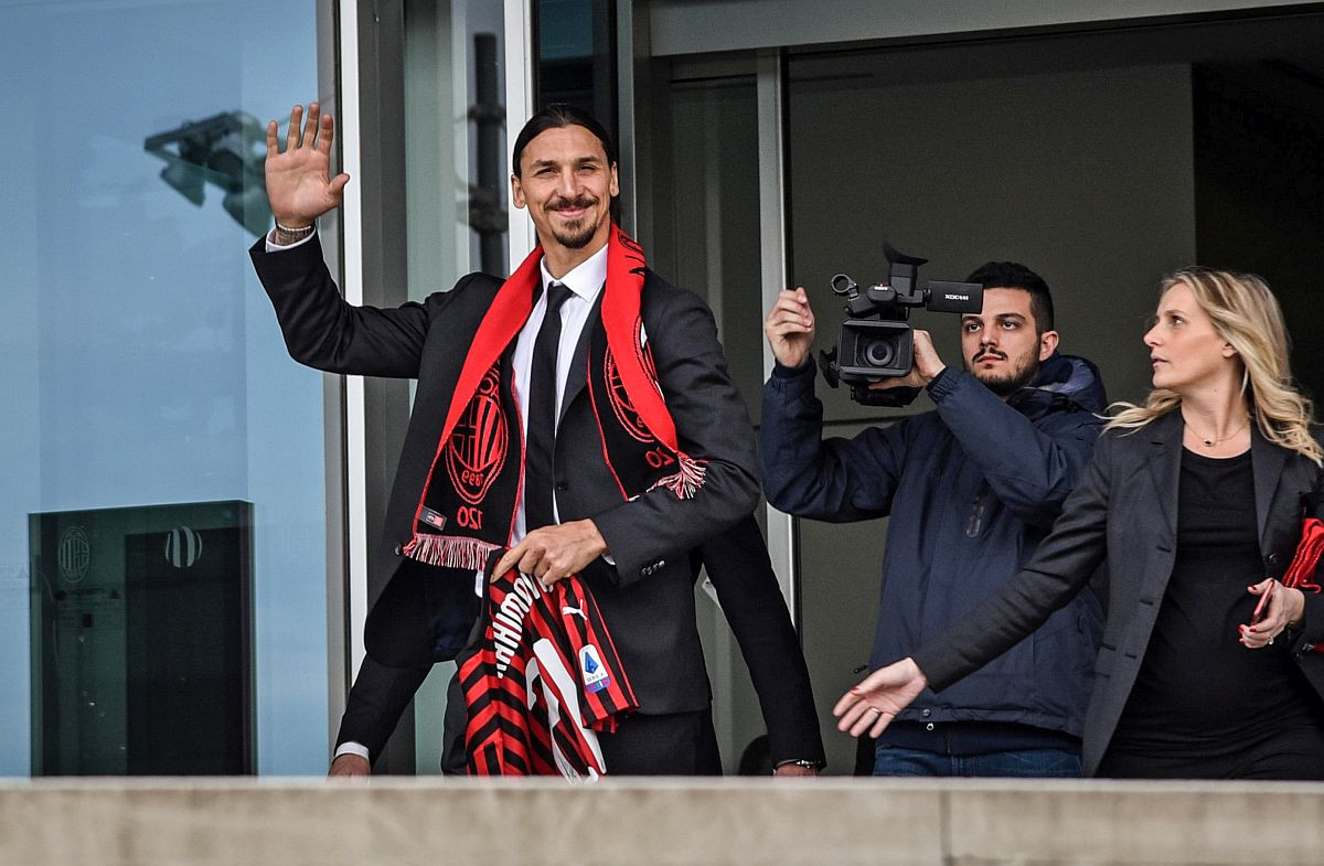 Zlatan Ibrahimović već istrčao na teren u dresu Milana Zlatan Ibrahimović već istrčao na teren u dresu Milana