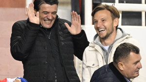 Rakitić pozirao sa  suprugom Raquel, pa dobio neugodan komentar: "Vrati ženi hlače"