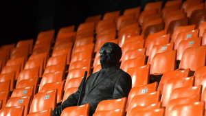 Mestalla je večeras prazna, samo on 'sjedi' na svom mjestu...