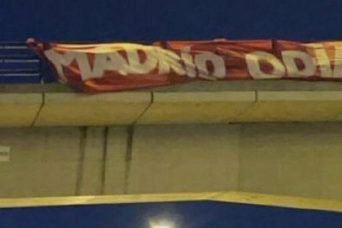 Jeziva poruka navijača Atletica pred madridski derbi: Objesili su lutku zvijezde Reala na mostu